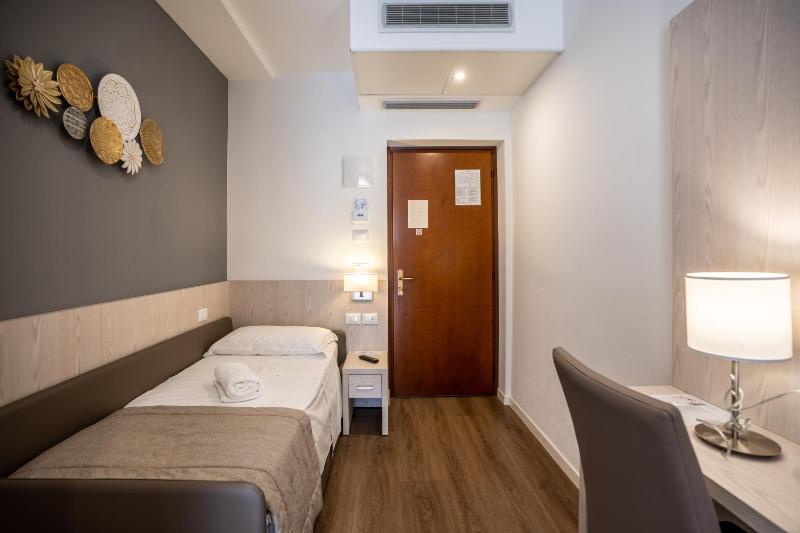 Standard Single Room with Partial Sea View image 4
