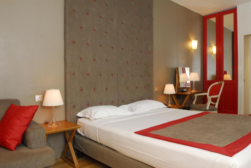 Superior Triple Room image 3