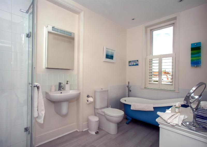 Deluxe King Room image 2