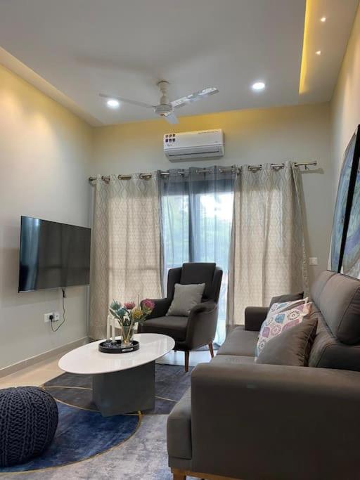 Modern 2-bedroom unit with pool and beach access - image 7