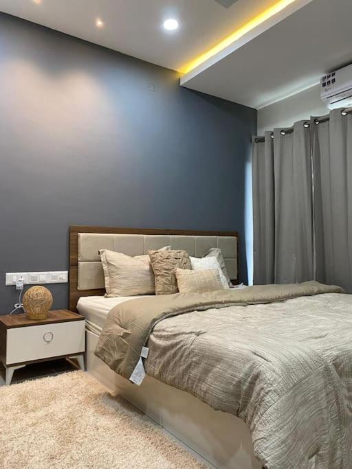 Modern 2-bedroom unit with pool and beach access - image 9