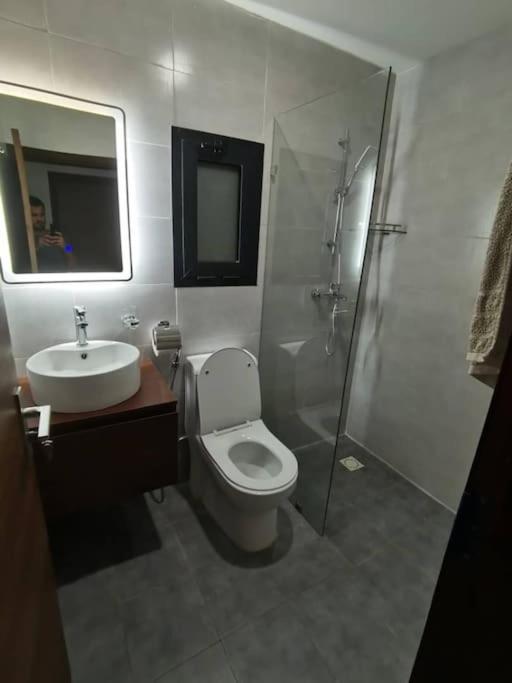 Modern 2-bedroom unit with pool and beach access - image 13