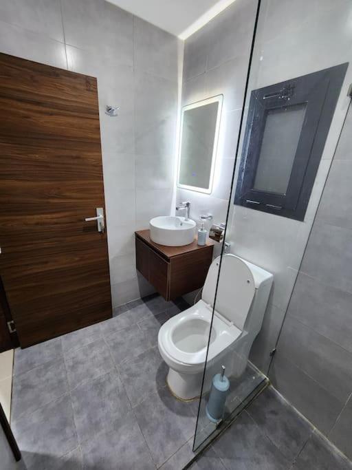 Modern 2-bedroom unit with pool and beach access - image 16