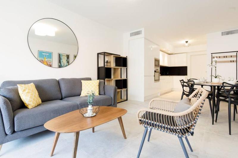 Superb 2 beds 2 baths next to Martinez Hotel - image 29