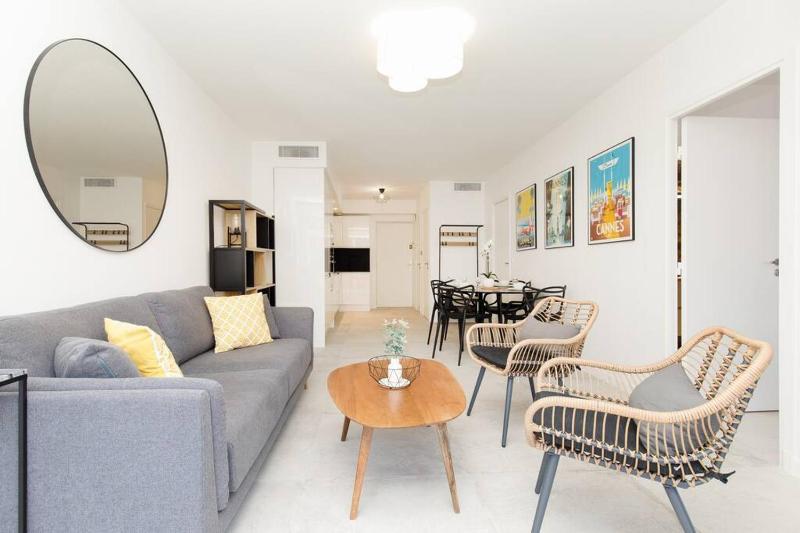 Superb 2 beds 2 baths next to Martinez Hotel - image 14