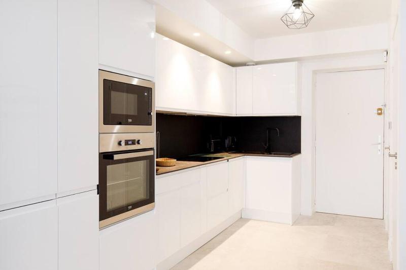 Superb 2 beds 2 baths next to Martinez Hotel - image 28
