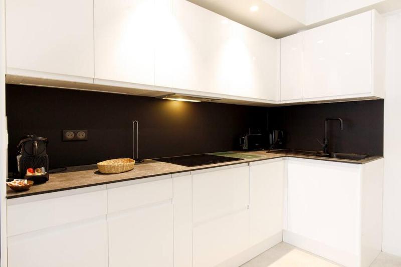 Superb 2 beds 2 baths next to Martinez Hotel - image 7