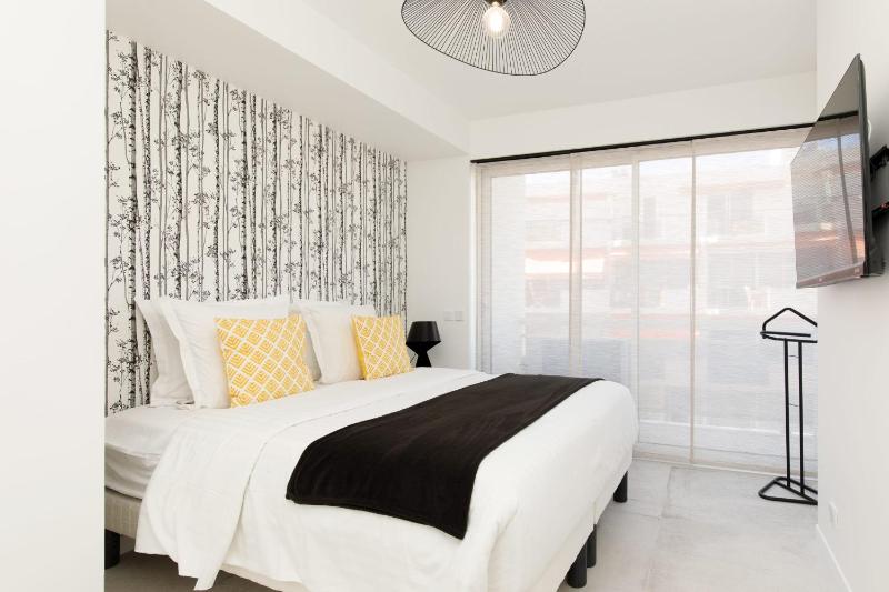 Superb 2 beds 2 baths next to Martinez Hotel - image 16