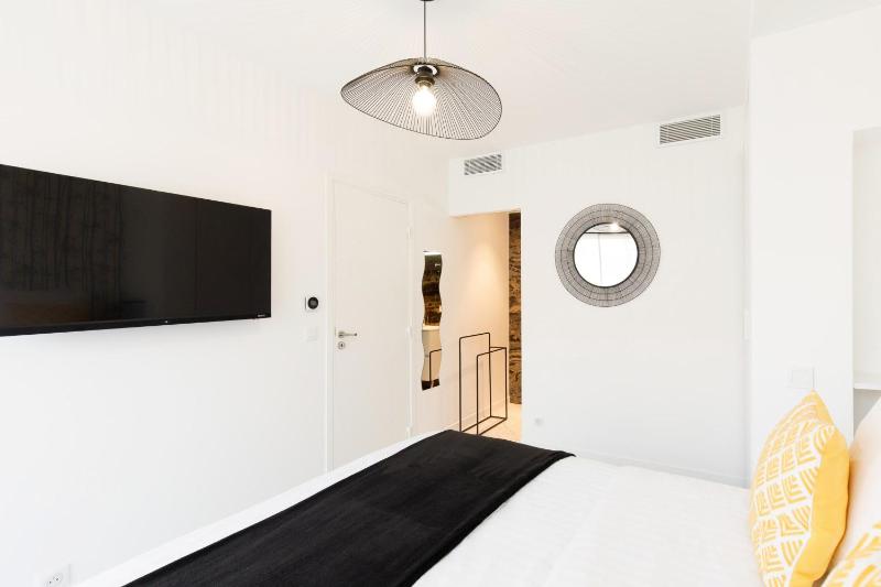 Superb 2 beds 2 baths next to Martinez Hotel - image 3