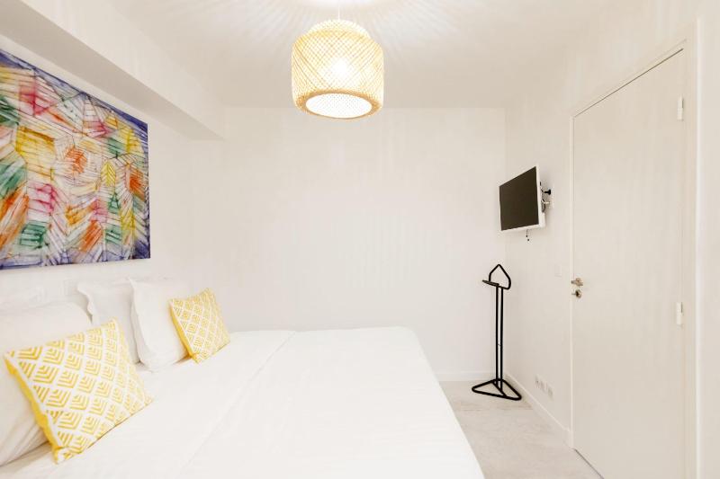 Superb 2 beds 2 baths next to Martinez Hotel - image 6