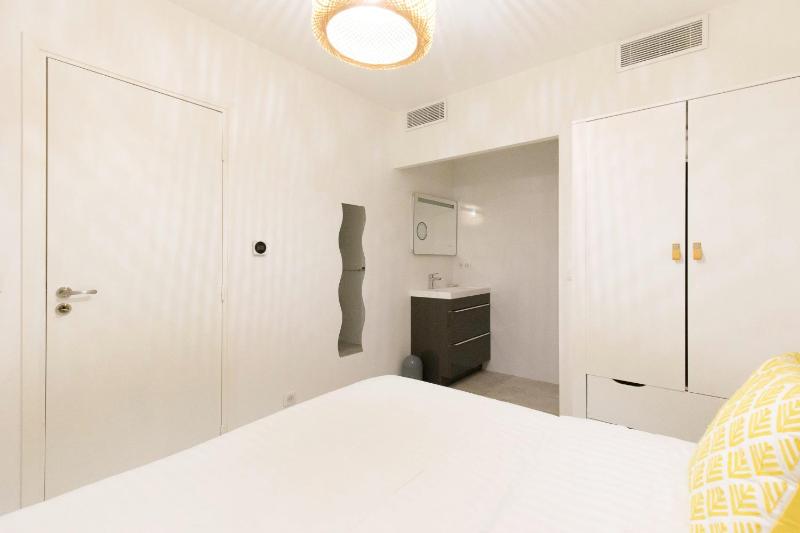 Superb 2 beds 2 baths next to Martinez Hotel - image 26