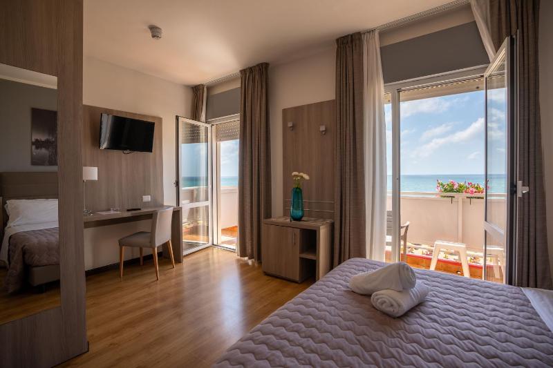 Deluxe Double or Twin Room with Sea View image 1