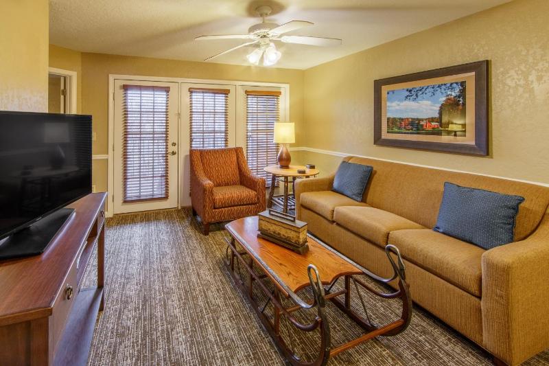 Two-Bedroom Villa Lodge 1 King 1 Queen Bed image 2
