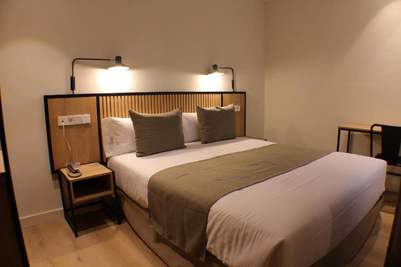 Superior Queen Room image 4