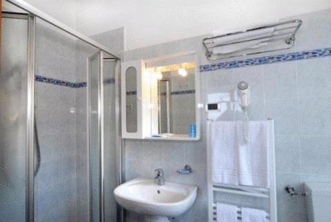 Double Room image 3
