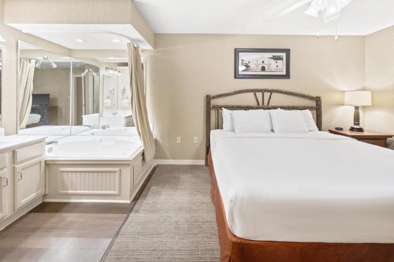 Two-Bedroom Villa Lodge with One King Bed and One Queen Bed image 1