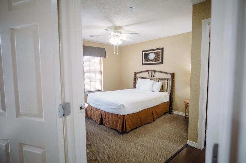 Two-Bedroom Villa Lodge with One King Bed and One Queen Bed image 4