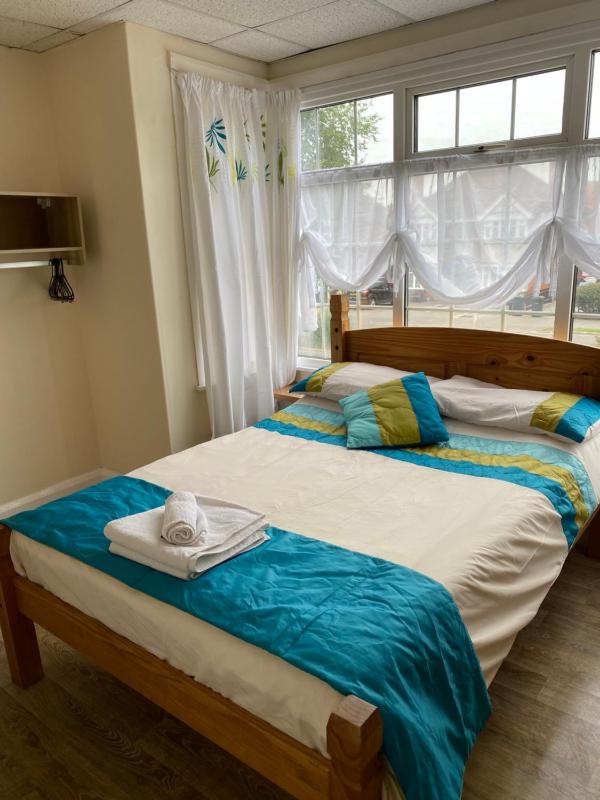 Large Double Room image 1