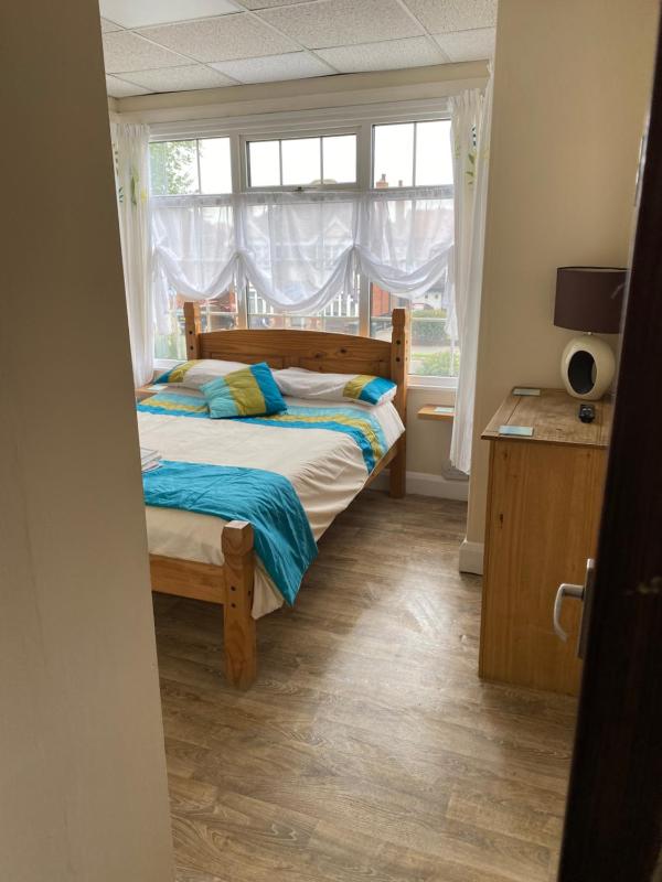 Large Double Room image 3