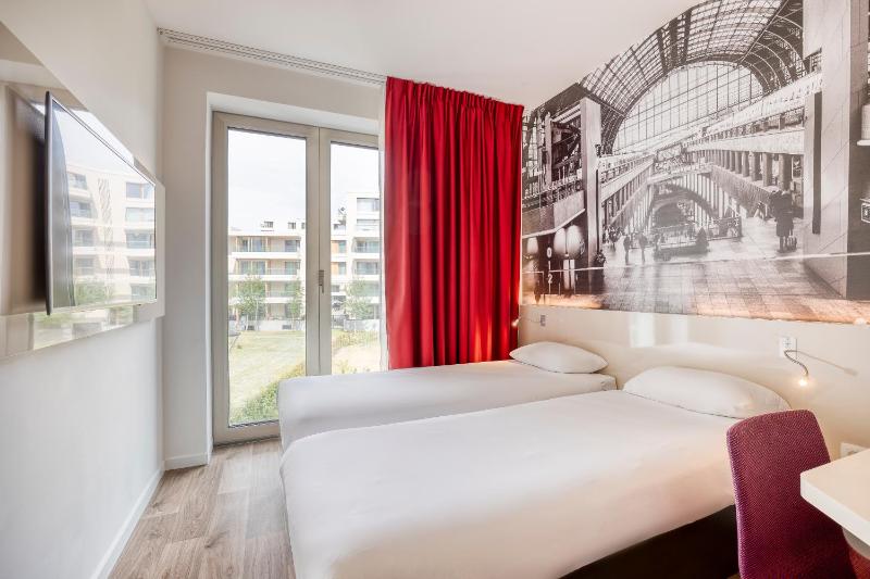 Standard Twin Room image 4