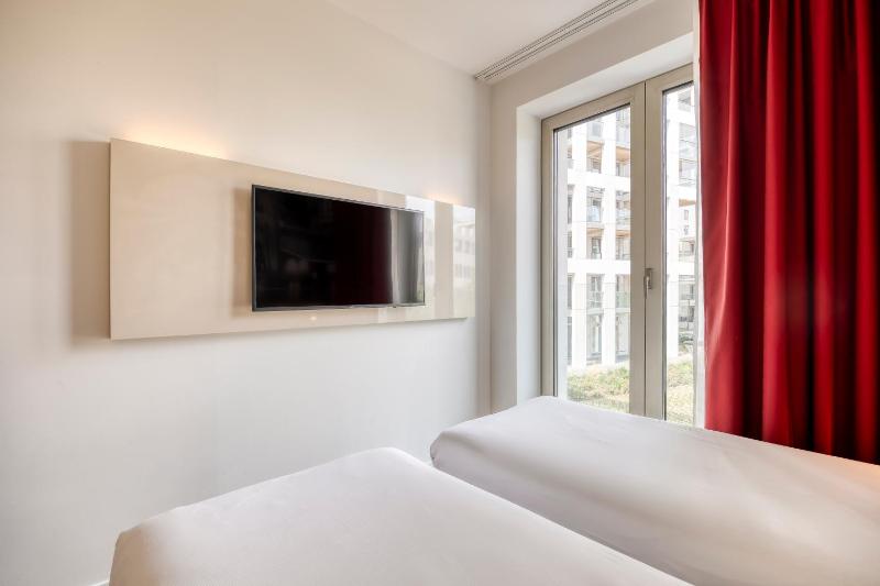Standard Twin Room image 3