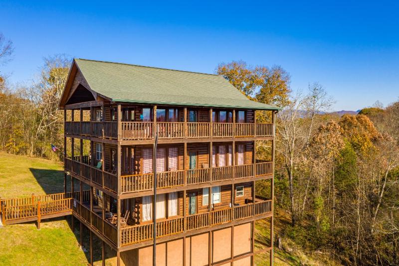 Luxurious 6BR Smoky Mountain cabin with stunning views game room fire pit and hot tub Wi-Fi - image 43