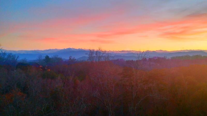 Luxurious 6BR Smoky Mountain cabin with stunning views game room fire pit and hot tub Wi-Fi - image 22