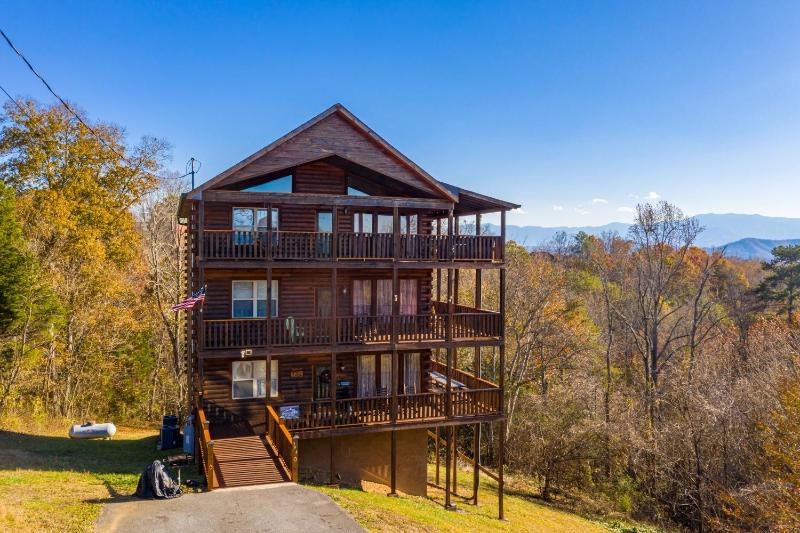 Luxurious 6BR Smoky Mountain cabin with stunning views game room fire pit and hot tub Wi-Fi - image 45