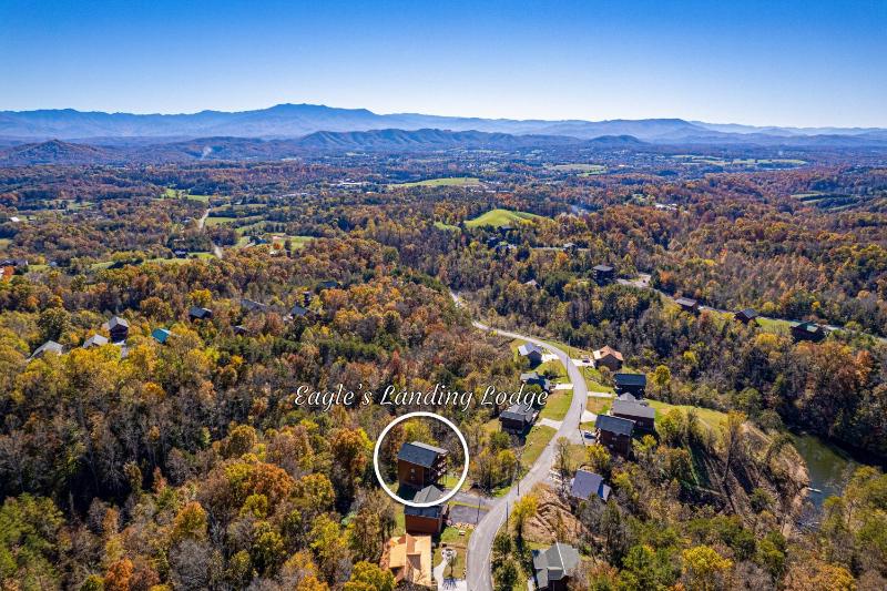 Luxurious 6BR Smoky Mountain cabin with stunning views game room fire pit and hot tub Wi-Fi - image 18