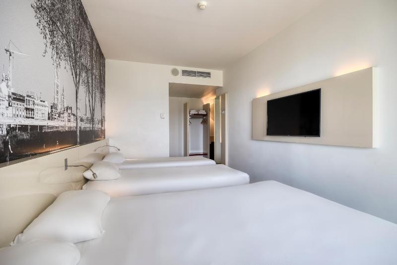 Family Room image 3