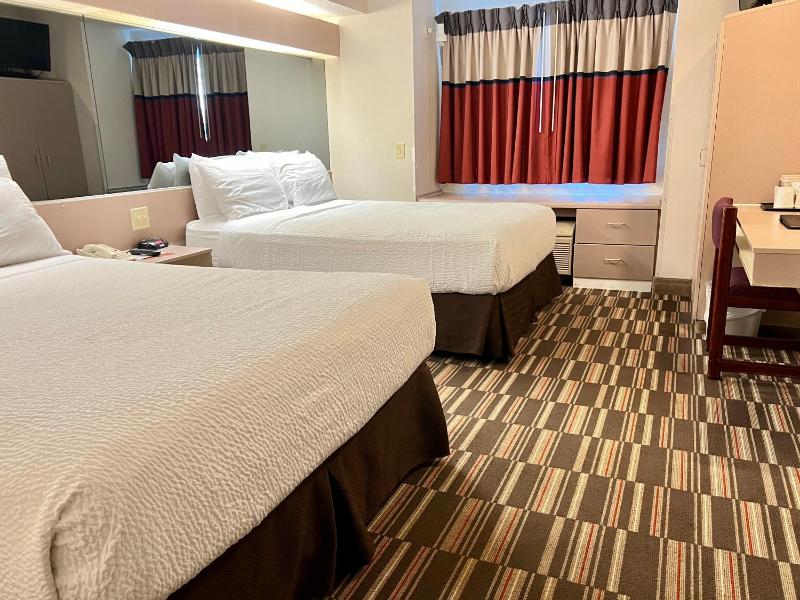Queen Room with Two Queen Beds - Non-Smoking image 2