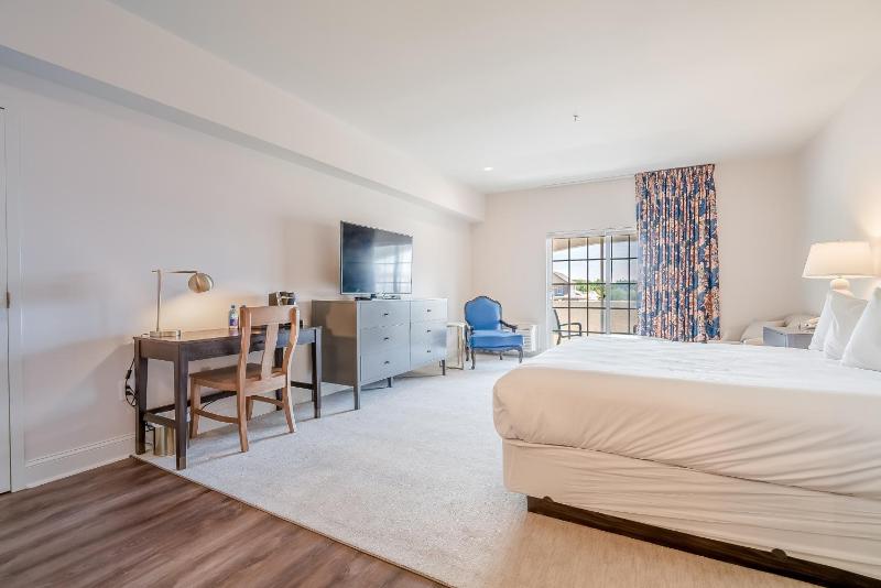 Superior King Room image 3