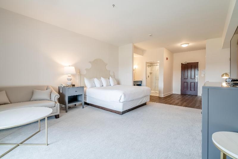 Superior King Room image 4