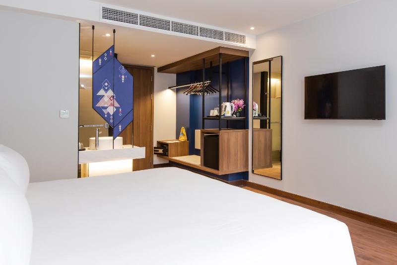 Superior King Room image 4
