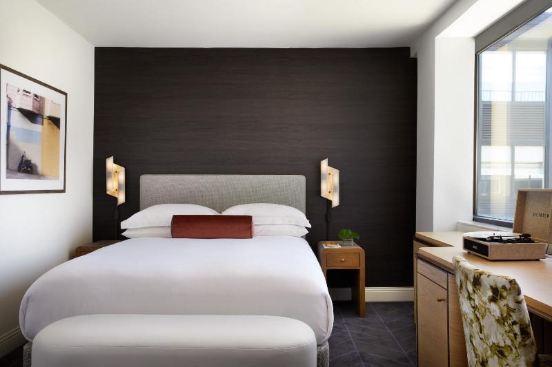Essential Queen Room image 2