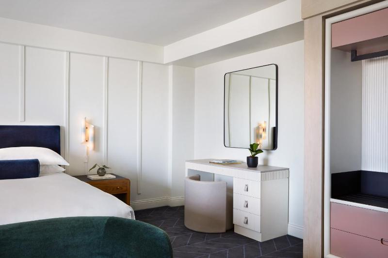 Premium King Room with Tub and Walk-In Shower image 3