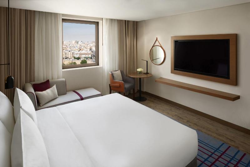 Standard King Room with City View - Club Floor