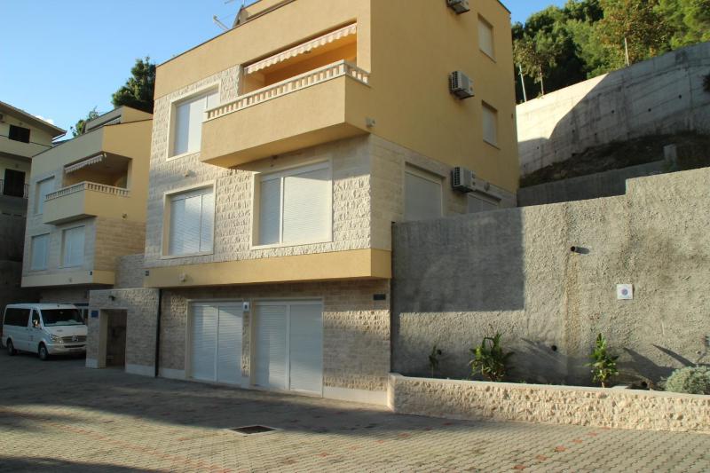 Apartments Villa Astra & Pinija - image 2