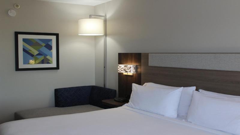 Standard King Room image 2