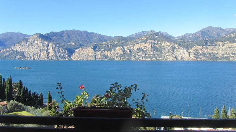 Double Room with Private External Bathroom, Balcony and Lake View image 3