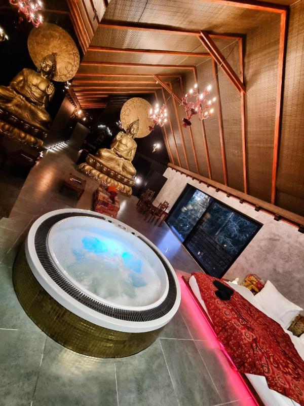Deluxe Apartment with Jacuzzi image 3