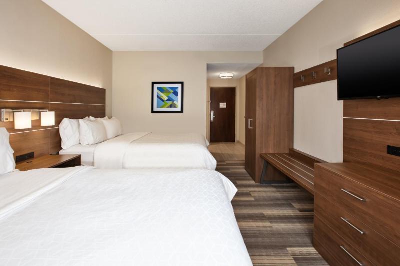 Standard Queen Room with Two Queen Beds image 2