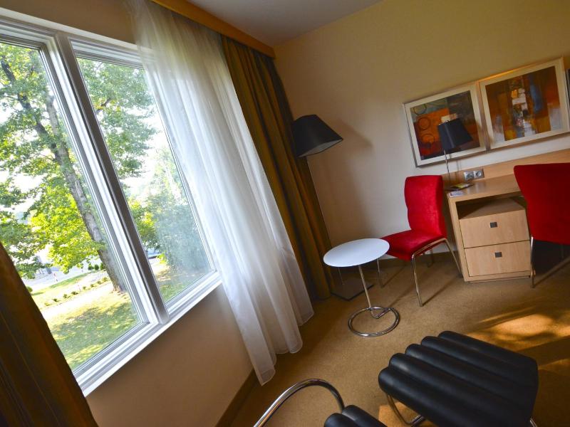 Superior Double Room - Street Side image 2