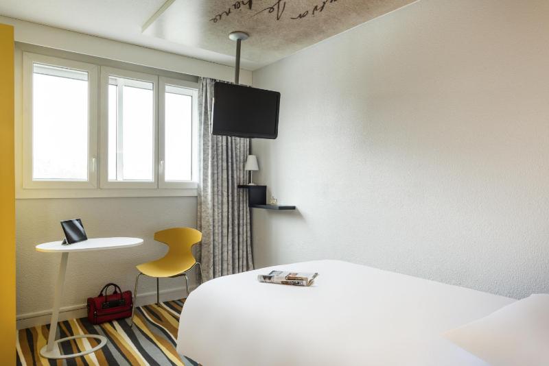 Standard Double Room image 3