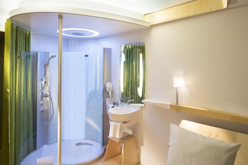 Standard Double or Twin Room image 4