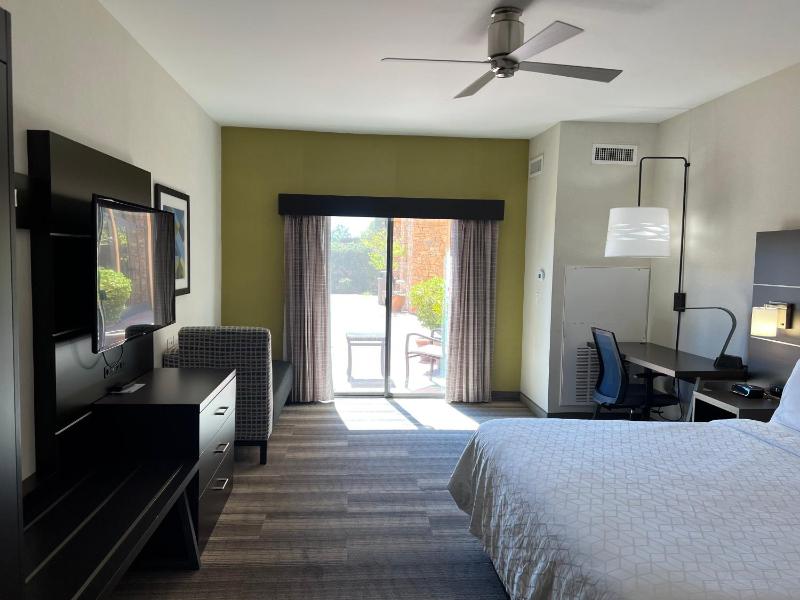 Standard King Room with Pool View image 2