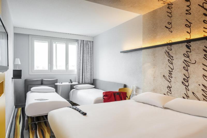 Quadruple Room with One Double Bed and Sofa Bed image 1