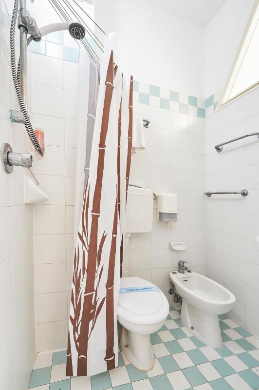 Single Room image 3