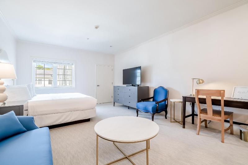 Standard King Room image 3