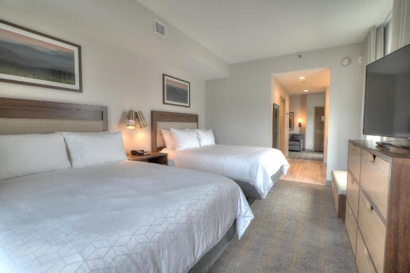 One-Bedroom Suite with Two Queen Beds, Sofa Bed and Balcony image 3